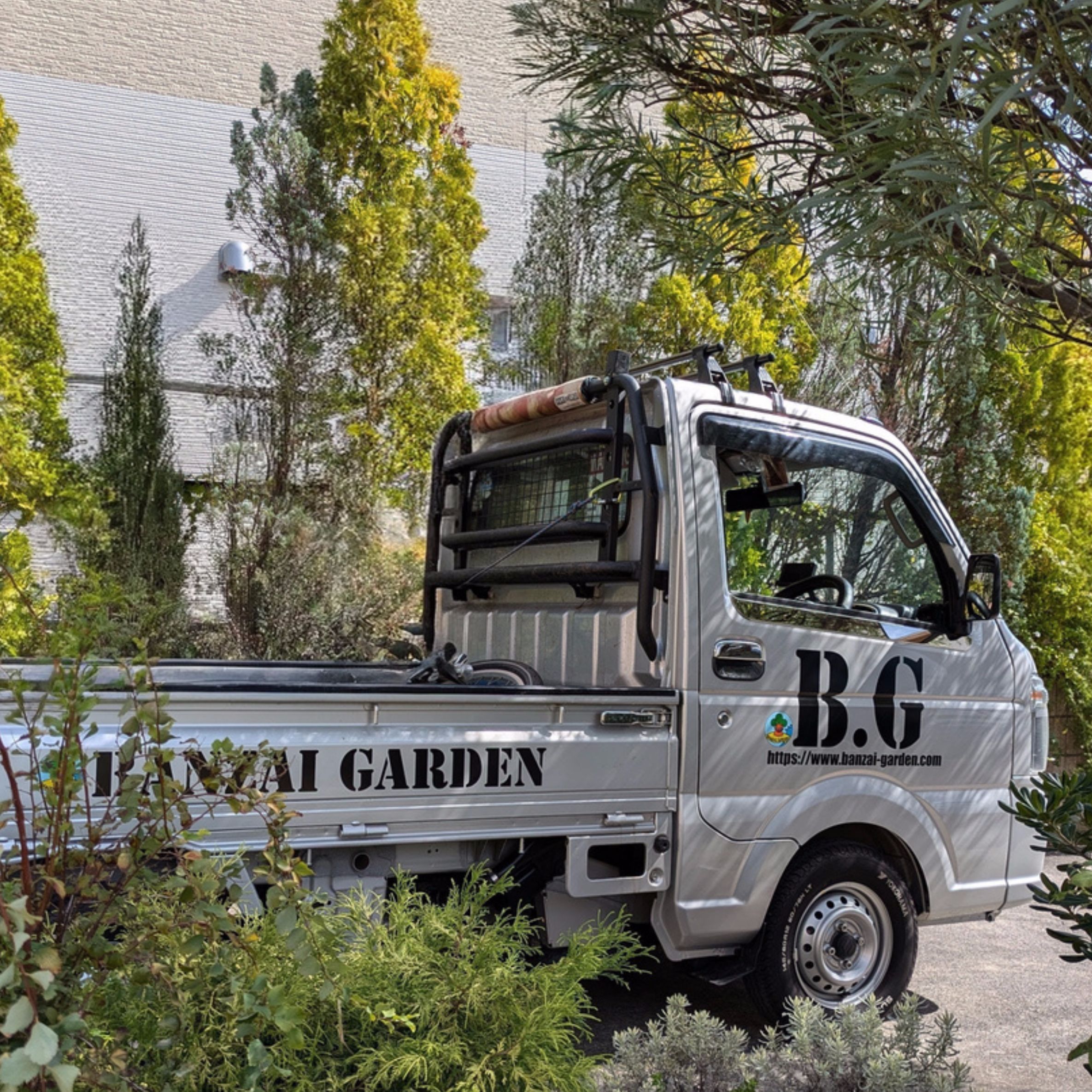 洗車された社用車で現場に向かう写真
