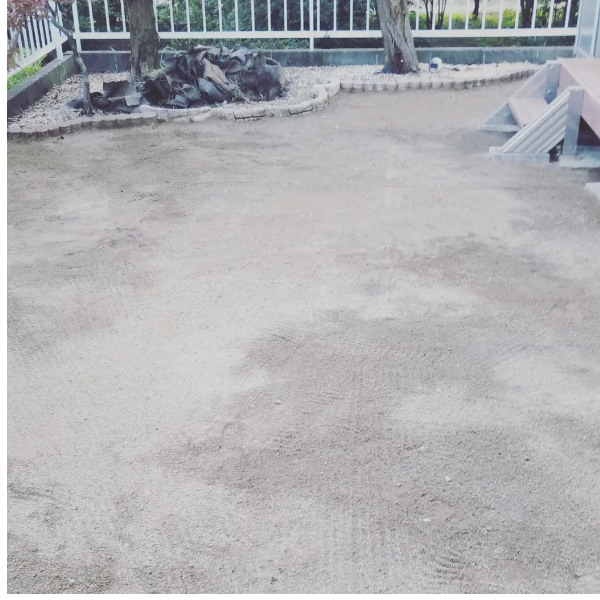藤沢市の庭で行った砂利敷き施工中②